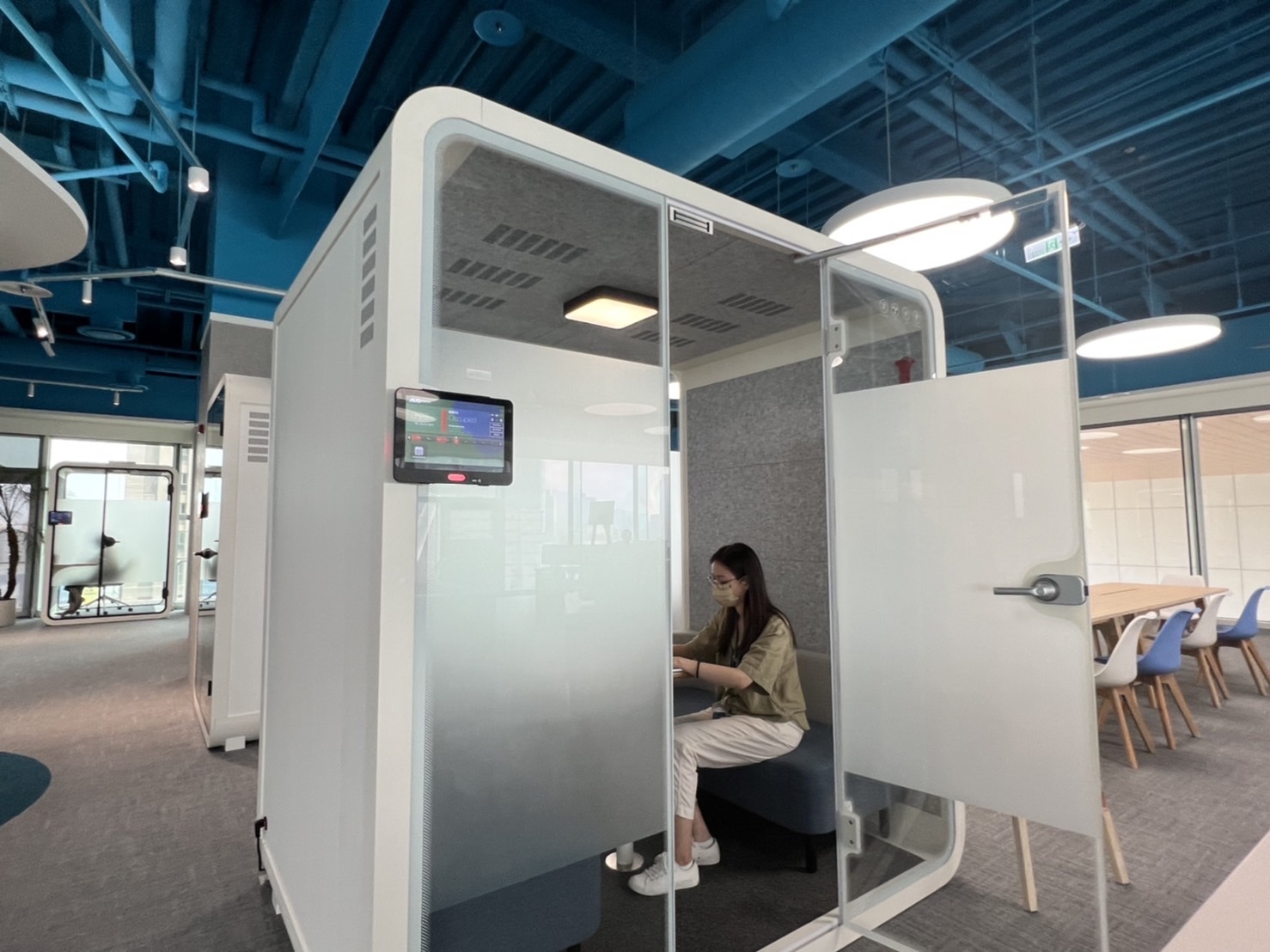 必一Bsports高雄據點的智慧行動辦公艙，展現必一Bsports在面板以外的研發應用軟實力