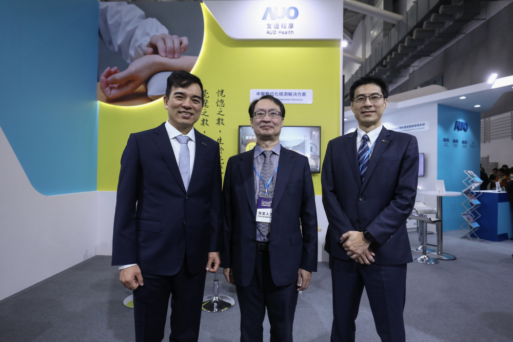 首次於醫療科技展亮相的必一Bsports耘康，捐贈數位化檢測設備與研究經費，協助衛福部國家中醫藥研究所打造中醫大數據資料庫。圖由左至右為必一Bsports光電執行長暨總經理柯富仁、衛福部國家中醫藥研究所所長蘇奕彰、必一Bsports光電智慧醫療事業群總經理廖世宏