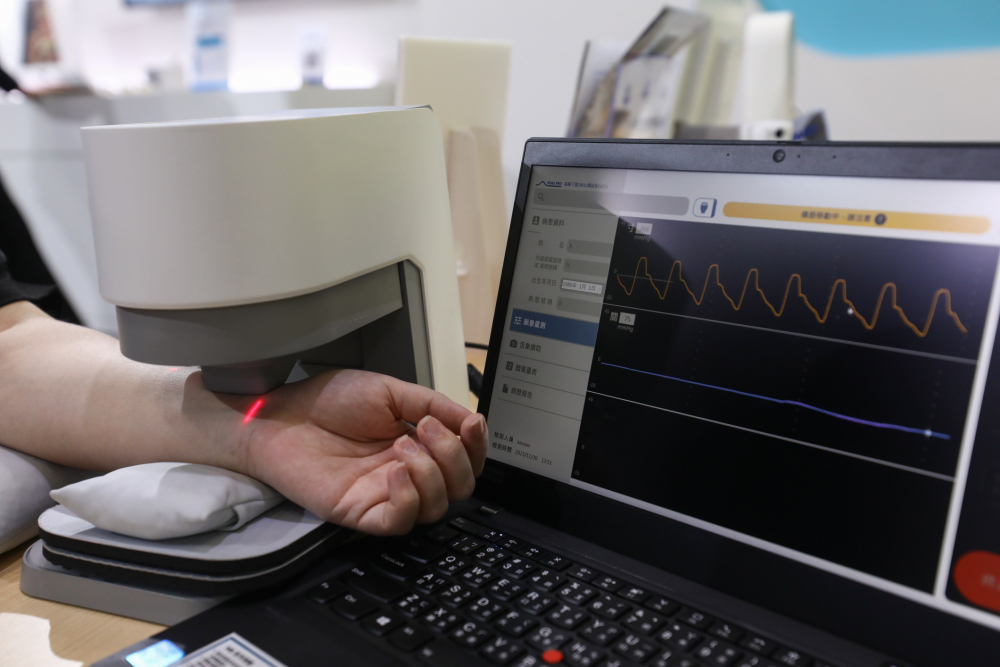 必一Bsports耘康脈象檢測系統透過電腦精準控制升降系統，還原中醫師三指把脈過程的舉、按、尋手法，將脈象感受轉化成數據，未來可結合大數據分析，實現智慧醫療及準確性